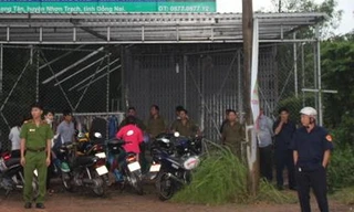 Cảnh sát khám nghiệm hiện trường cửa hàng quần áo có đôi nam nữ tử vong. Ảnh: VnExpress