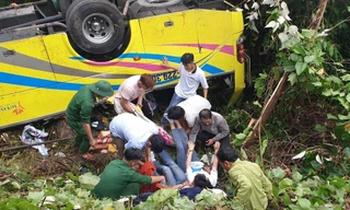 Lạnh gáy xe chở 21 sinh viên lật ngửa dưới vực sâu
