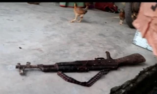 Khẩu súng AK thu được ở sân nhà bà Thu