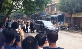 Bị tông xe cướp hàng, người đàn ông nổ súng chống trả