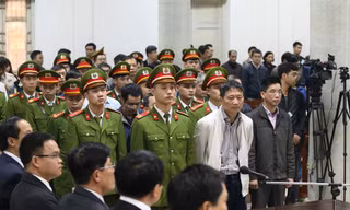 Các bị cáo đứng nghe Tòa tuyên án sáng 22/1. Ảnh: An Đăng.