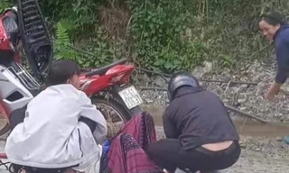 Nam bác sĩ đỡ đẻ bên lề đường cho sản phụ, dùng chỉ khâu váy cắt dây rốn