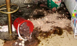 Bé 14 tuổi bị 'khủng bố' bằng chất thải vì 'dám'… từ chối yêu