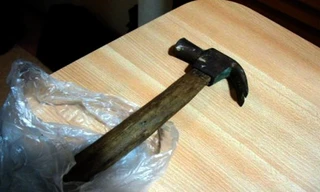 Con cầm búa đánh lia lịa, bố tử vong tại chỗ