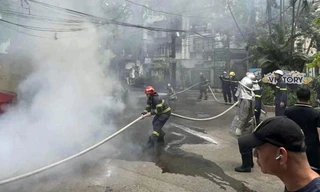 Ô tô đang đỗ ở Hà Nội bất ngờ bốc cháy dữ dội