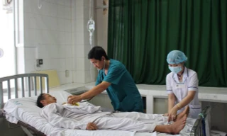 Bác sĩ chăm sóc bệnh nhân điều trị tại bệnh viện