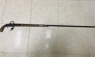 Khẩu súng kíp ông Tăng dùng để bắn vợ trong lúc say rượu. Ảnh: Công an cung cấp