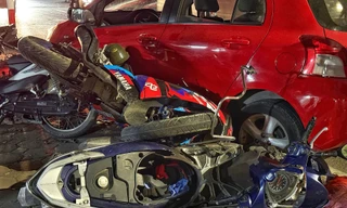 Hiện trường ngổn ngang vụ ô tô tông liên hoàn 6 xe máy ở Hà Nội