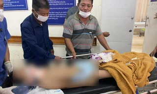 Học sinh lớp 3 nguy kịch vì ngã từ tầng hai trường học xuống đất