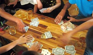 Phó trưởng Công an xã nhận tiền của con bạc