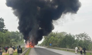 Hiện trường cháy xe bồn trên đường cao tốc Nội Bài - Lào Cai