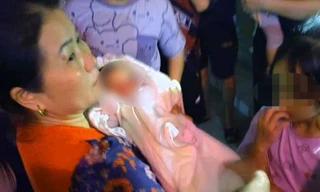 Bé trai hơn 1 tháng tuổi bị bỏ lại trong đêm trước cửa nhà dân