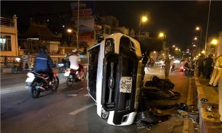 Ôtô bán tải lật sau khi húc hai xe máy