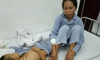 Say rượu, chồng vung dao chém vợ con không thương tiếc