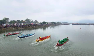 Hàng vạn người đứng bên bờ sông cổ vũ màn đua thuyền rồng độc đáo