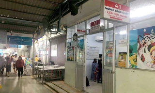 Sau khi bị thanh niên ngáo đá tấn công, 3 em bé được đưa vào Bệnh viện Nhi đồng 1 điều trị theo phác đồ chống phơi nhiễm HIV