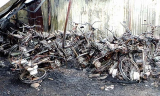 Bãi giữ xe của công ty TNHH TMDV ô tô Phát Đạt bị lửa thiêu rụi