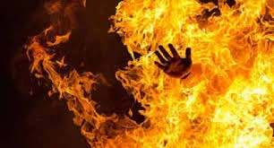 Vợ trẻ ôm con tự thiêu, 3 người thương vong