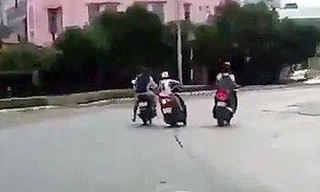 Cô gái bị xịt hơi cay cướp xe máy ở Sài Gòn