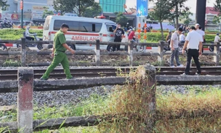 Người đàn ông lao ra trước mũi tàu hỏa 