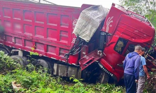 Ô tô biển số nước ngoài rơi khỏi cầu, 3 người bị thương