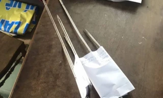 Cây xiên nướng thịt mà Rin dùng đâm anh Quế