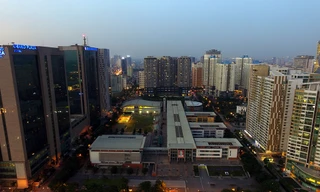 Khu đô thị Trung Hòa - Nhân Chính được ví như "Hong Kong trong lòng Hà Nội" với nhiều dãy nhà cao tầng mọc san sát