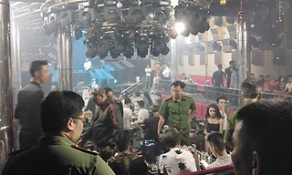 Cảnh sát bao vây quán bar ở Sài Gòn, giữ 80 người phê ma tuý