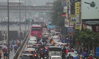 Đường phố Hà Nội ùn tắc dài dưới trời mưa phùn đầu đợt rét đậm