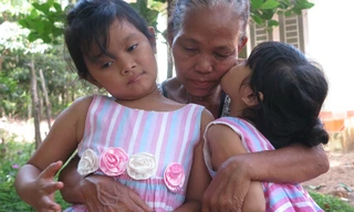 Hai năm được trả về, cặp bé gái bị trao nhầm vẫn không nhận mẹ đẻ