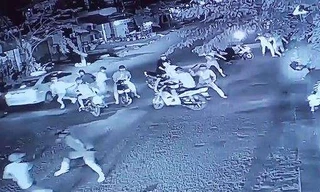 Gần 100 thanh niên hỗn chiến bằng mã tấu, bom xăng
