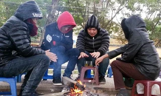 Hà Nội rét nhất từ đầu đông, người dân đốt lửa sưởi ấm trên đường phố