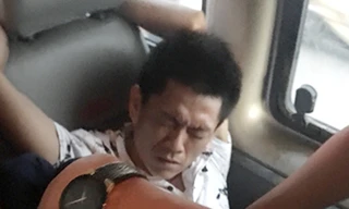 Phúc bị đặc nhiệm còng tay xe ôtô. Ảnh: Công an cung cấp