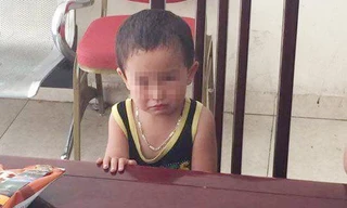 Bị người thân bỏ rơi nên bé trai khóc rất nhiều