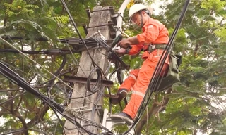 Thợ điện 'đội nắng, trắng đêm' đảm bảo nguồn điện cho người dân Thủ đô