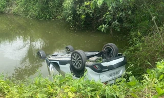 Người phụ nữ tử vong trong ô tô lật ngửa dưới ao ở Thái Nguyên