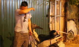 Nam thanh niên òa khóc vì bị CSGT xử lý vi phạm nồng độ cồn