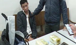 Nghi phạm Sơn cùng tang vật vụ án. Ảnh: Công an nhân dân