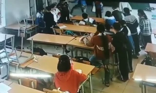 Cháu H. bị bố của bạn (áo xanh góc trên ảnh) đánh ngay trên bục giảng