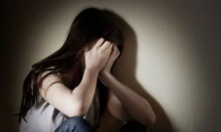 Khống chế cô gái đưa về nhà hiếp dâm