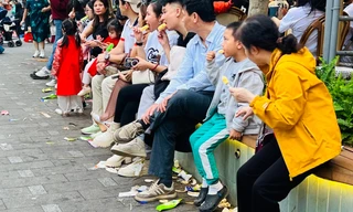 Rác 'ngập' phố đi bộ hồ Gươm sau khi người dân đến vui chơi kỳ nghỉ lễ