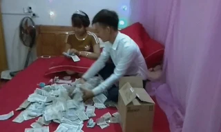 Chú rể Yên Bái dở mếu với 1,4 kg tiền lẻ quà cưới của bạn thân