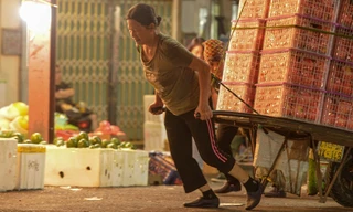 Những phụ nữ 'oằn mình' kéo xe hàng mưu sinh ngày 20/10
