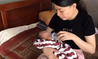 Bé trai kháu khỉnh bị bỏ rơi cùng lá thư 'cam kết' không quay lại tìm con