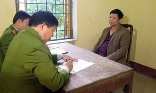 Cơ quan điều tra làm việc với Vũ Văn Tiến. Ảnh do cơ quan Công an cung cấp
