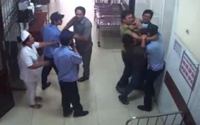 Chồng bệnh nhân hành hung nữ bác sĩ ngay tại bệnh viện