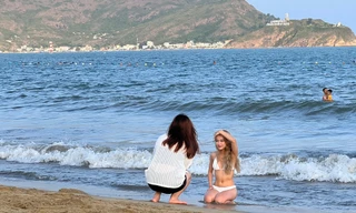 Biển Quy Nhơn đông nghịt người ngày đầu nghỉ lễ