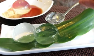 Bánh Mizu Shingen mochi có hình giống giọt nước lớn, mùi thơm và vị thanh mát. Ảnh: Ngọc Lan