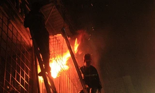 Nam thanh niên đốt nhà, dùng dao đâm 2 người trọng thương