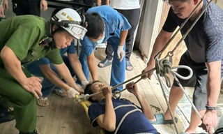 Hà Nội: Giải cứu tài xế công nghệ ngã từ tầng 2 nhà cao tầng, mắc kẹt mái tôn nhà bên cạnh